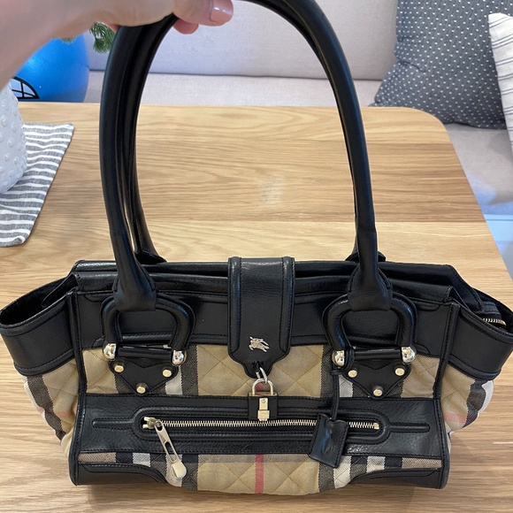Burberry Handbags - Burberry purse